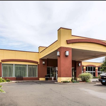 Clarion Hotel & Suites Hamden-New Haven Bagian luar foto