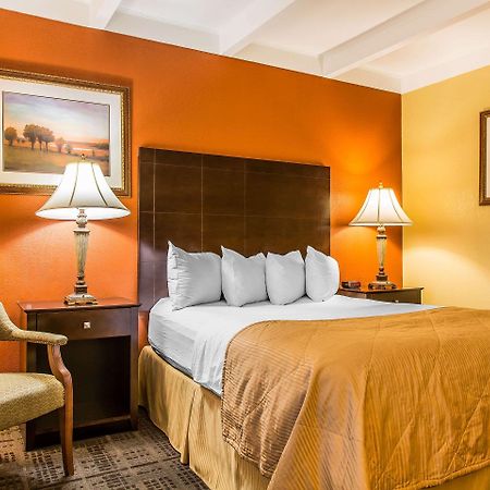 Clarion Hotel & Suites Hamden-New Haven Bagian luar foto
