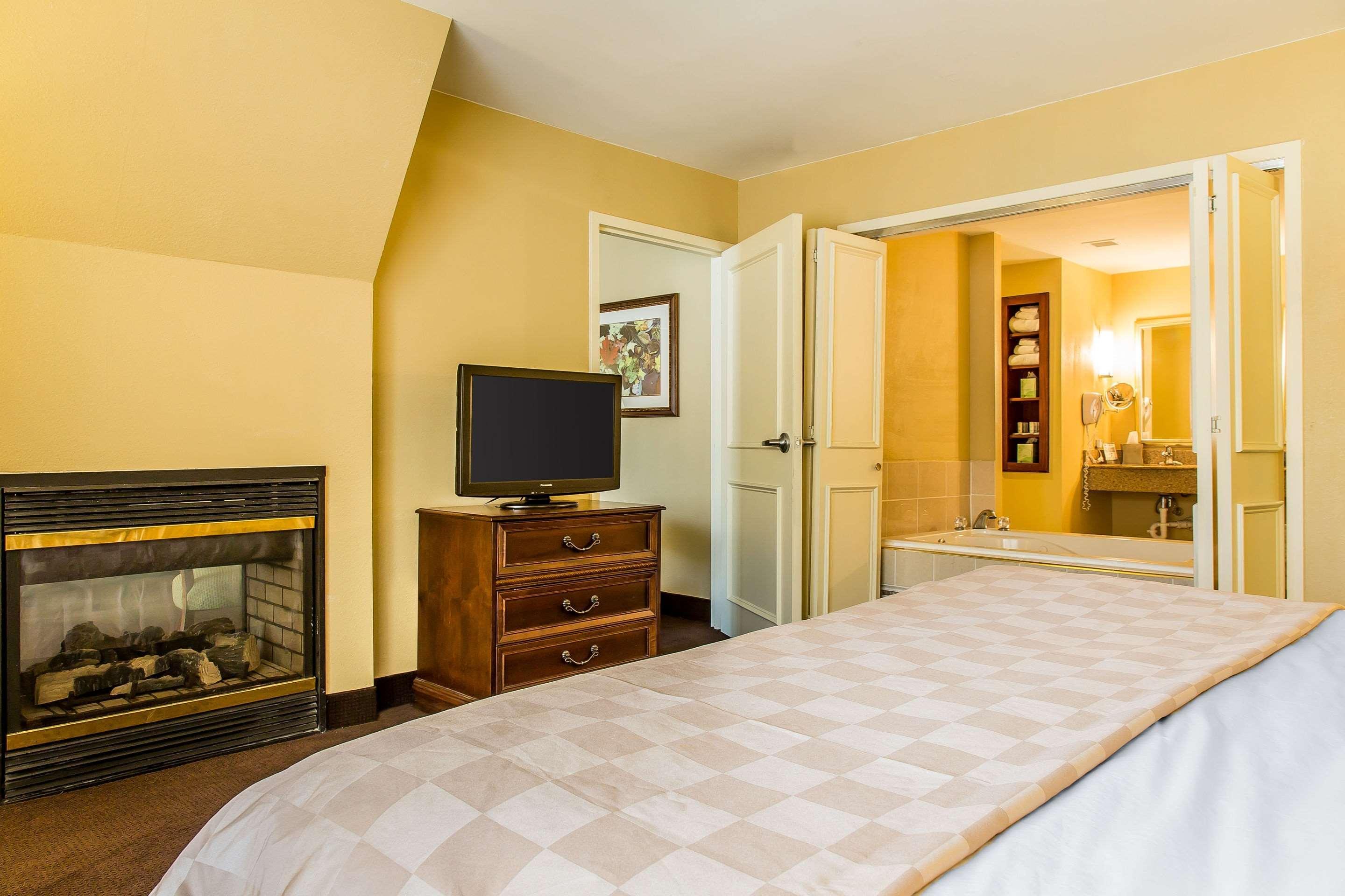 Clarion Hotel & Suites Hamden-New Haven Bagian luar foto
