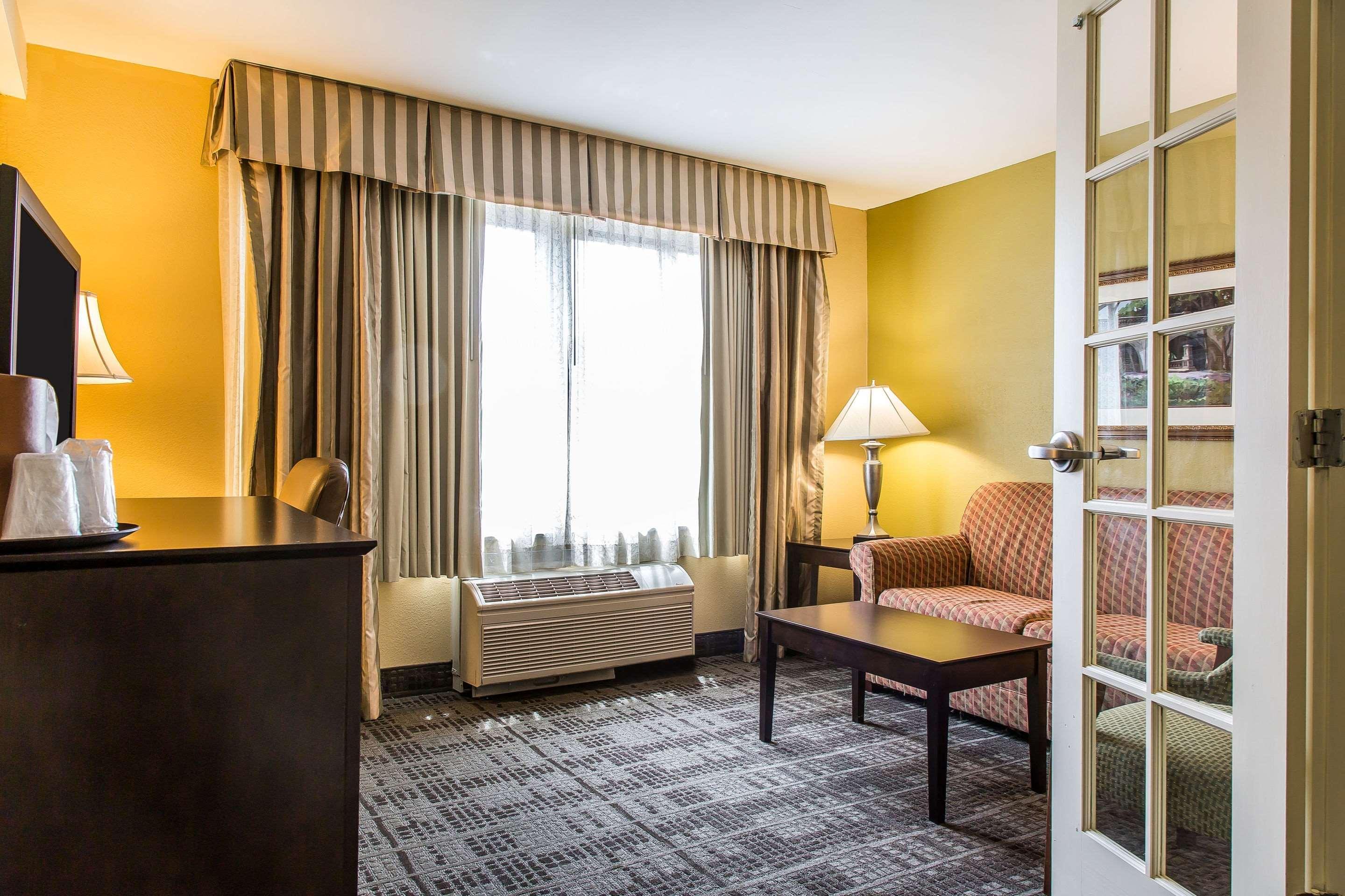 Clarion Hotel & Suites Hamden-New Haven Bagian luar foto