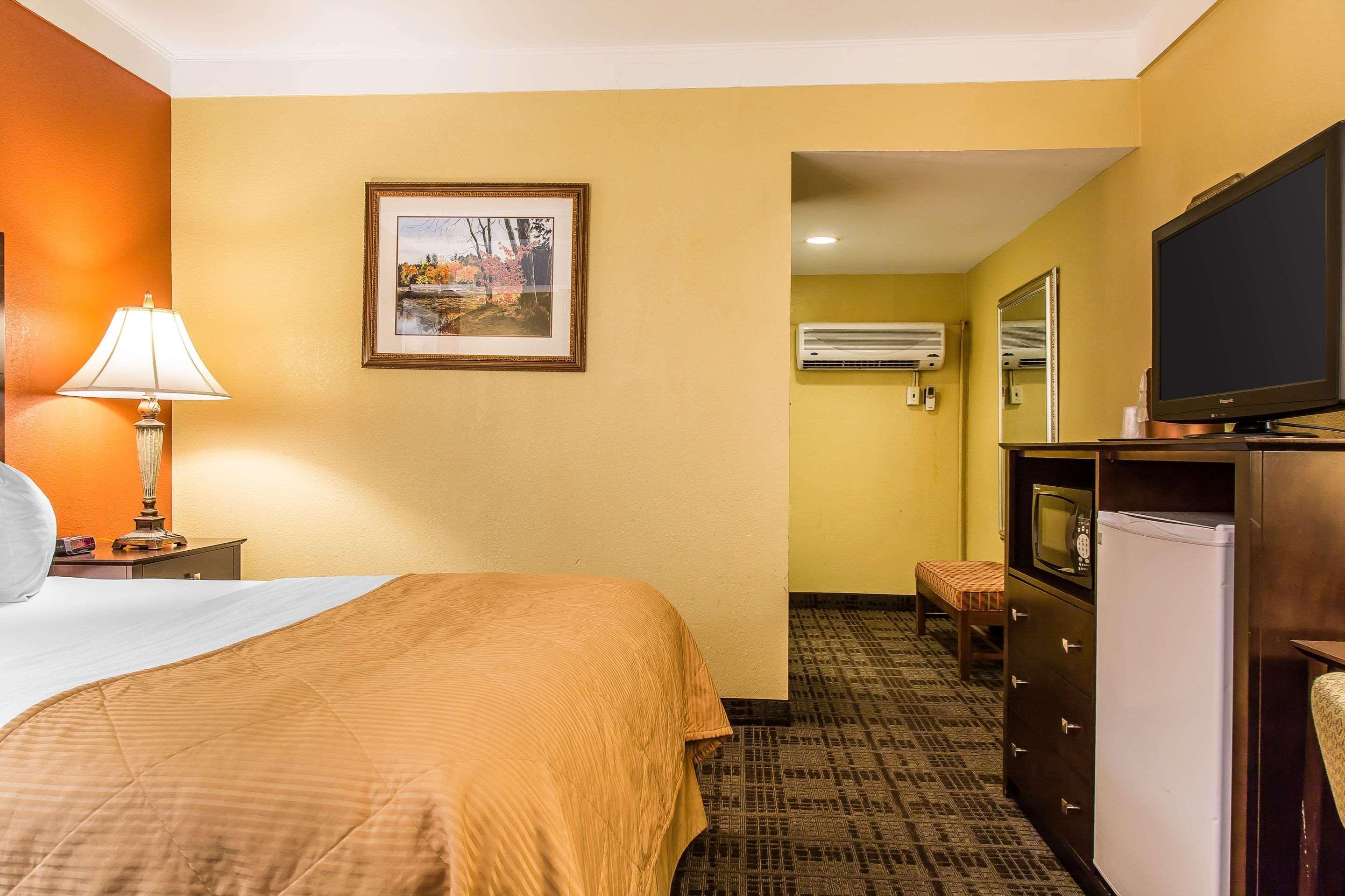 Clarion Hotel & Suites Hamden-New Haven Bagian luar foto
