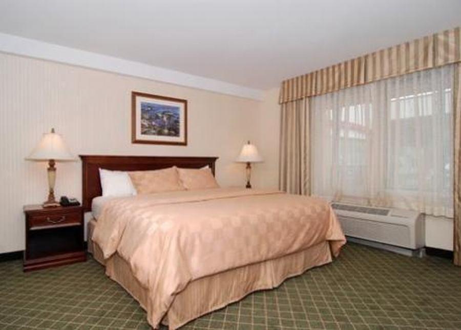 Clarion Hotel & Suites Hamden-New Haven Bagian luar foto