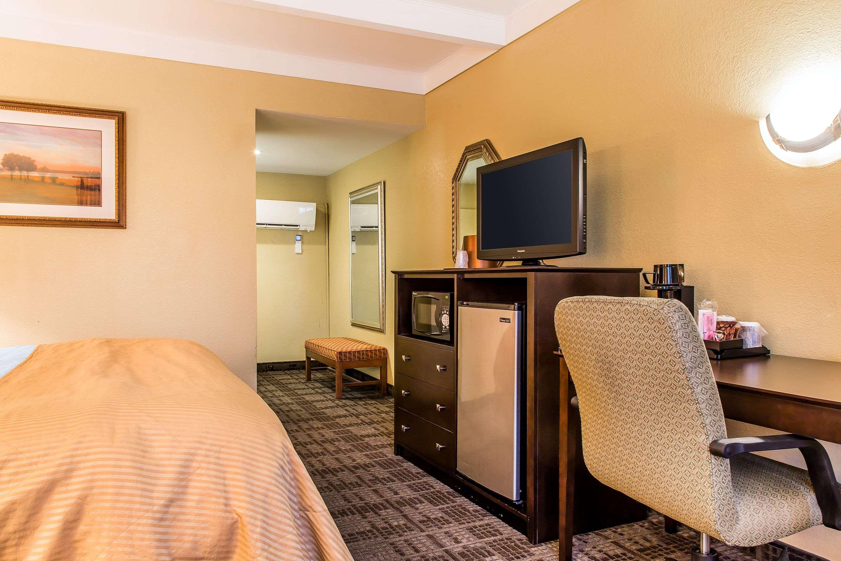 Clarion Hotel & Suites Hamden-New Haven Bagian luar foto