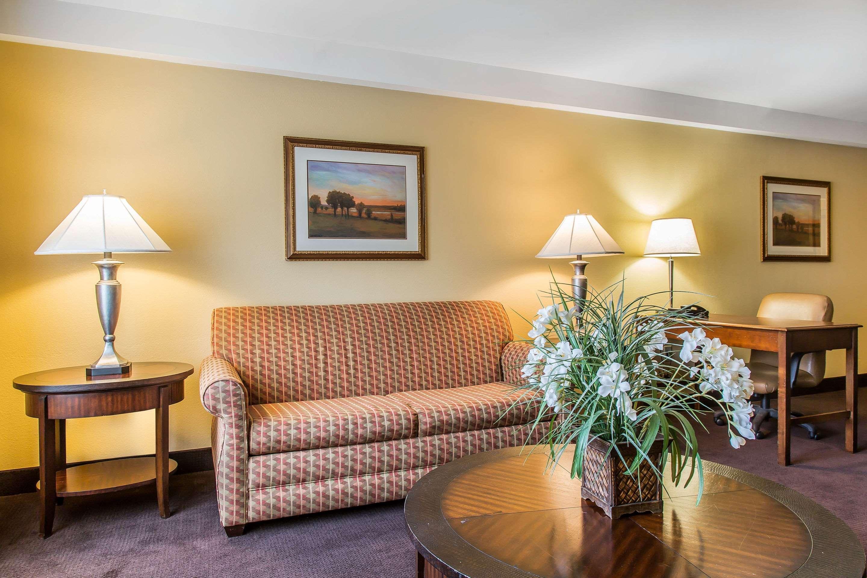 Clarion Hotel & Suites Hamden-New Haven Bagian luar foto