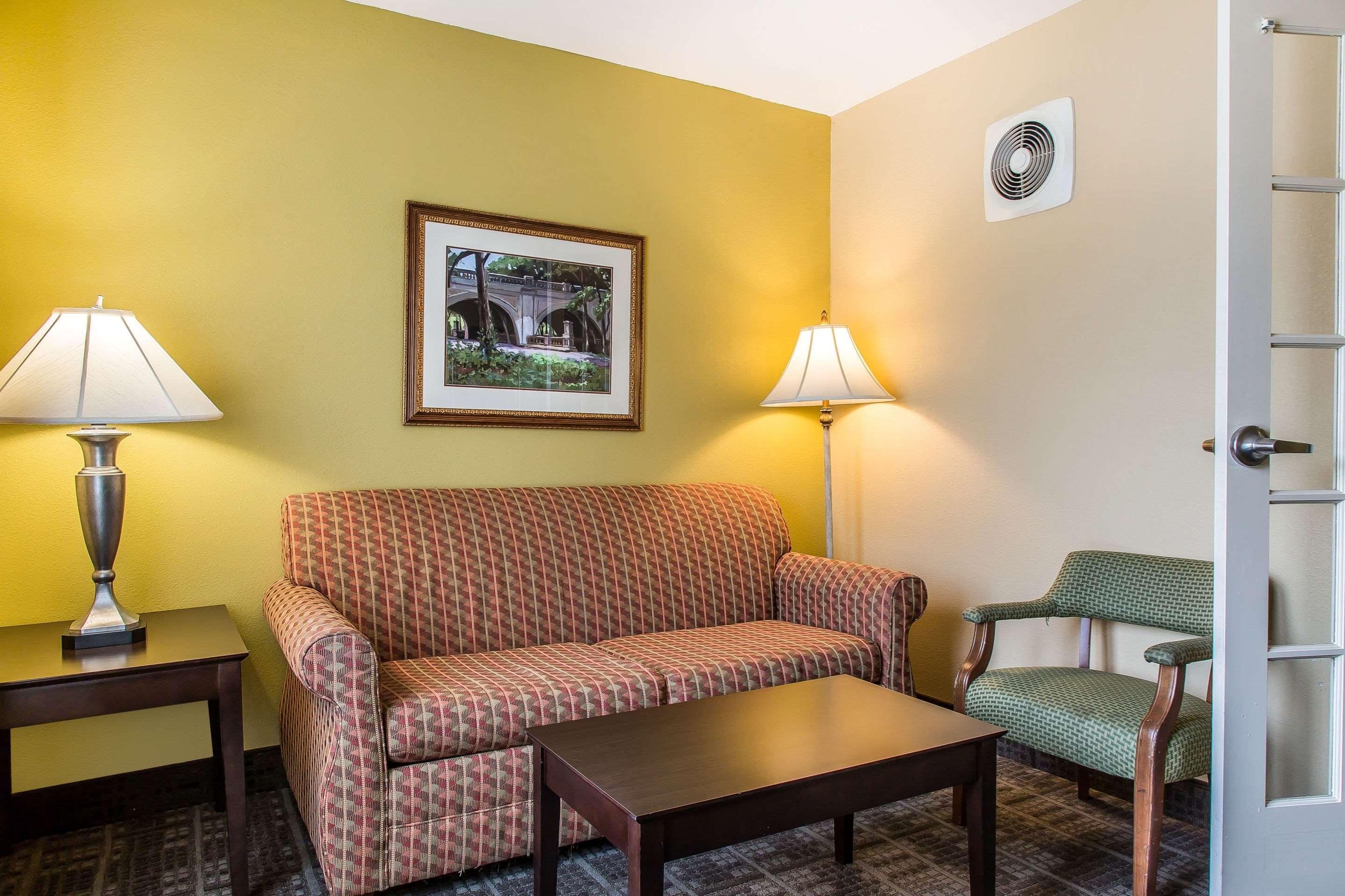 Clarion Hotel & Suites Hamden-New Haven Bagian luar foto