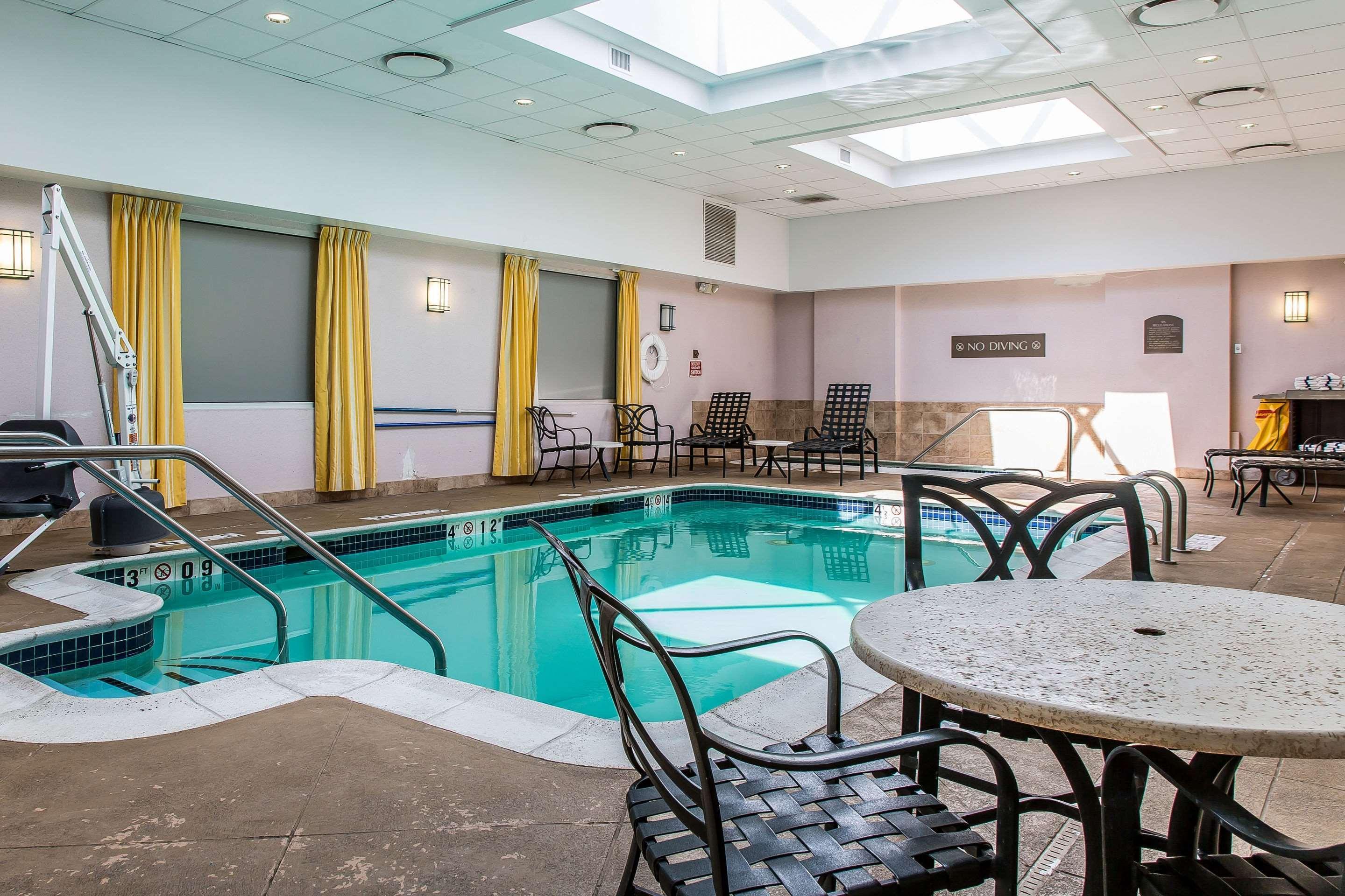 Clarion Hotel & Suites Hamden-New Haven Bagian luar foto