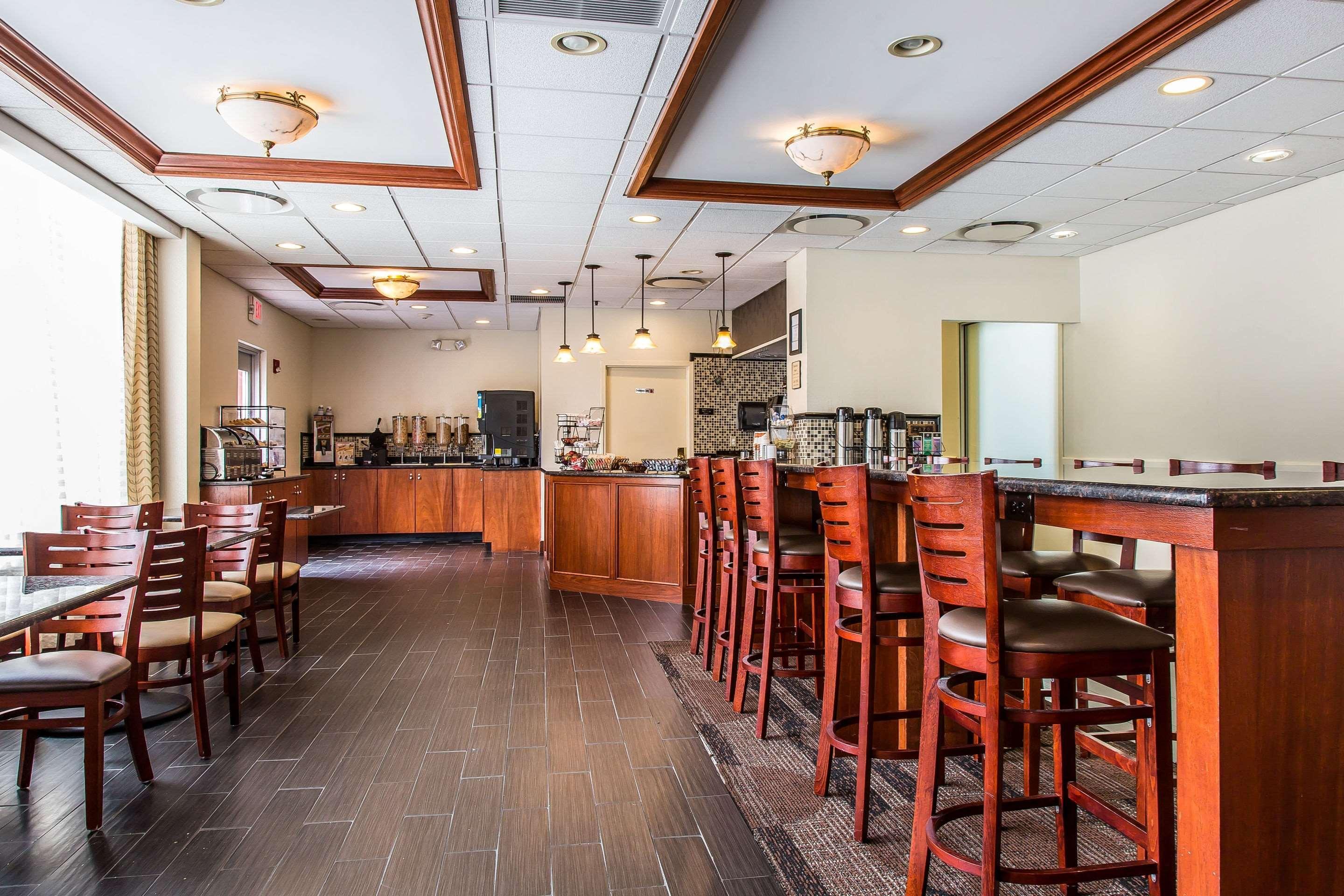 Clarion Hotel & Suites Hamden-New Haven Bagian luar foto