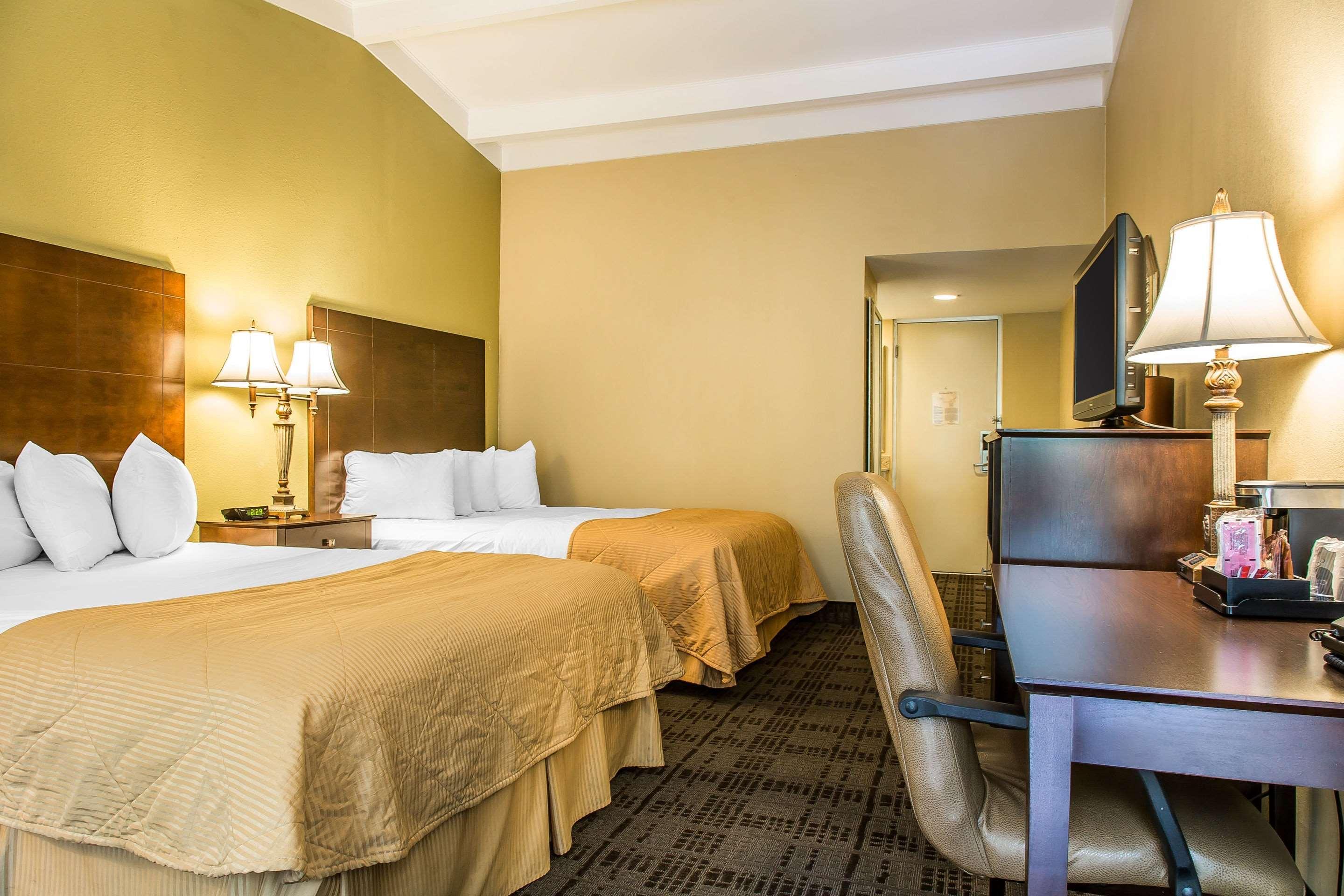 Clarion Hotel & Suites Hamden-New Haven Bagian luar foto