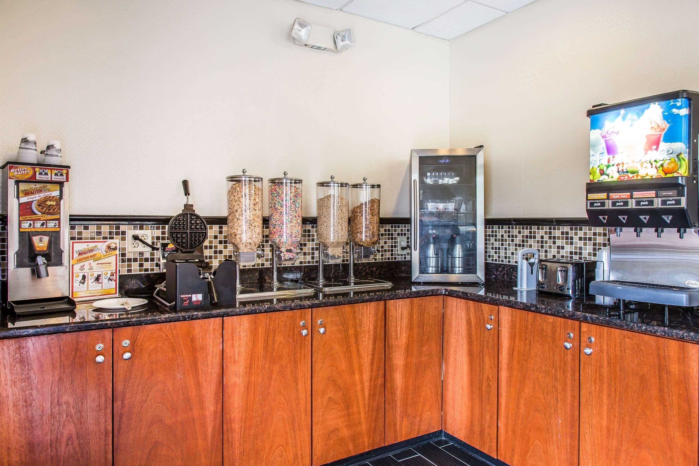Clarion Hotel & Suites Hamden-New Haven Bagian luar foto