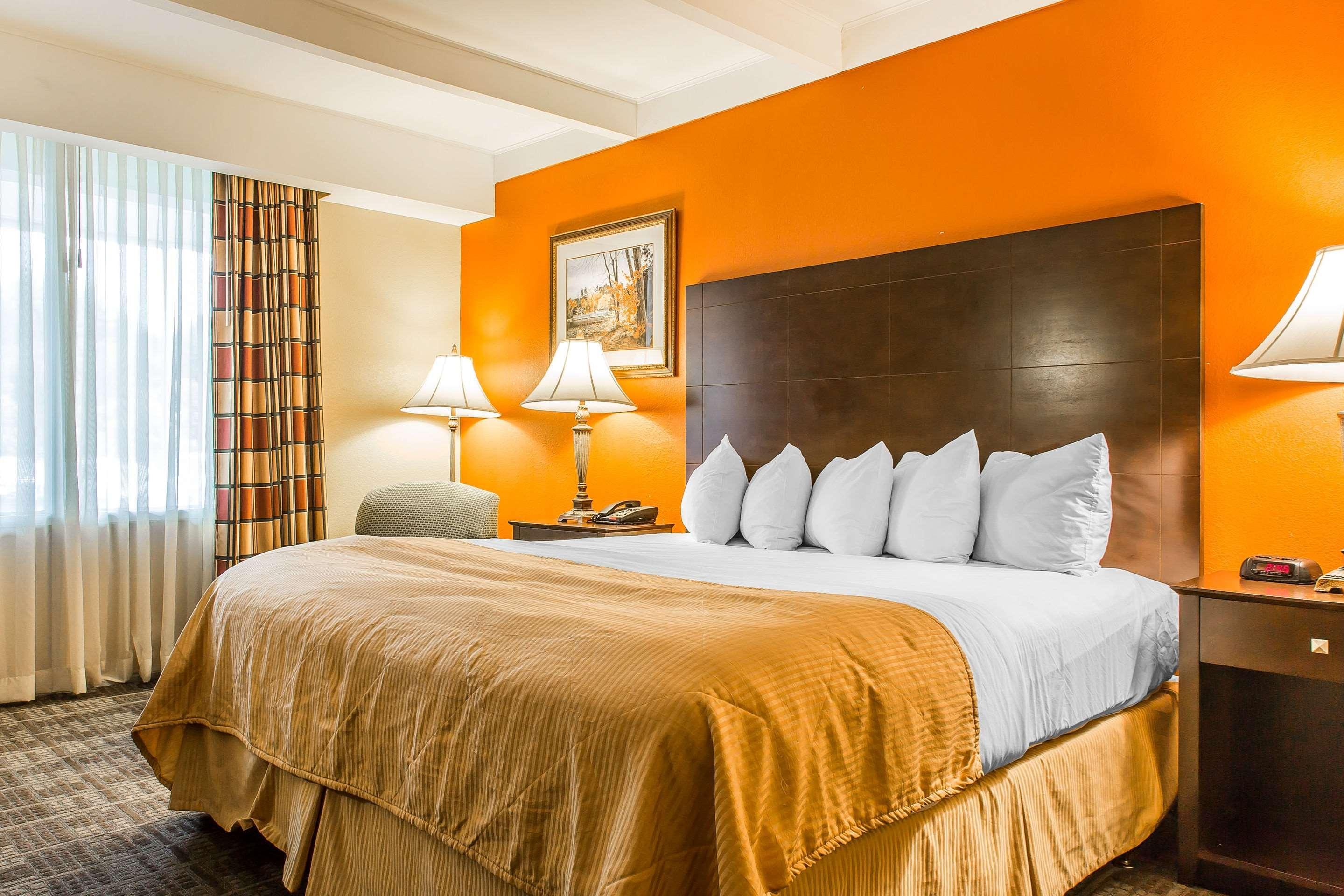 Clarion Hotel & Suites Hamden-New Haven Bagian luar foto