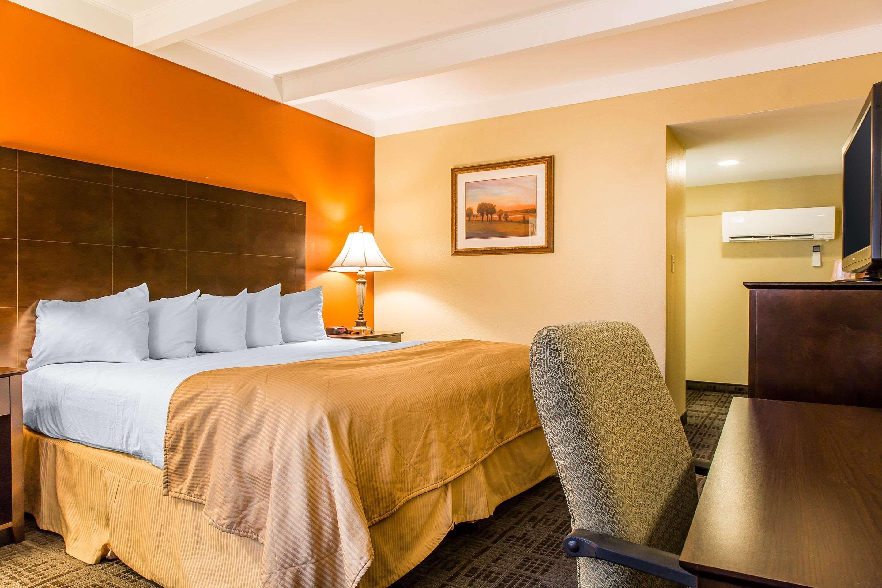 Clarion Hotel & Suites Hamden-New Haven Bagian luar foto