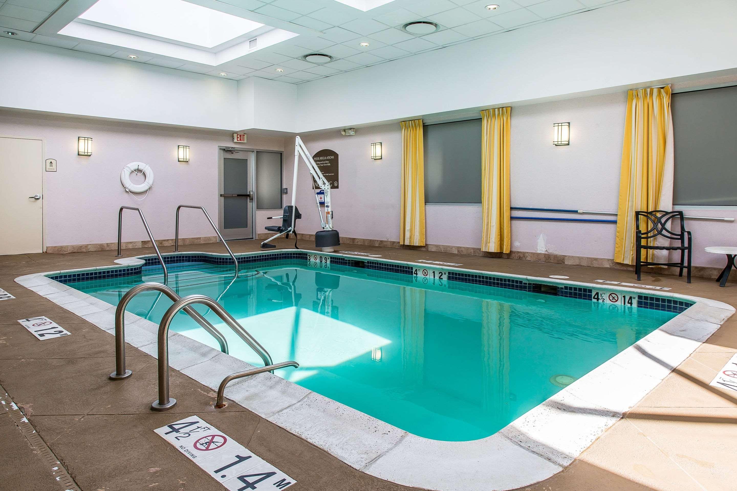 Clarion Hotel & Suites Hamden-New Haven Bagian luar foto