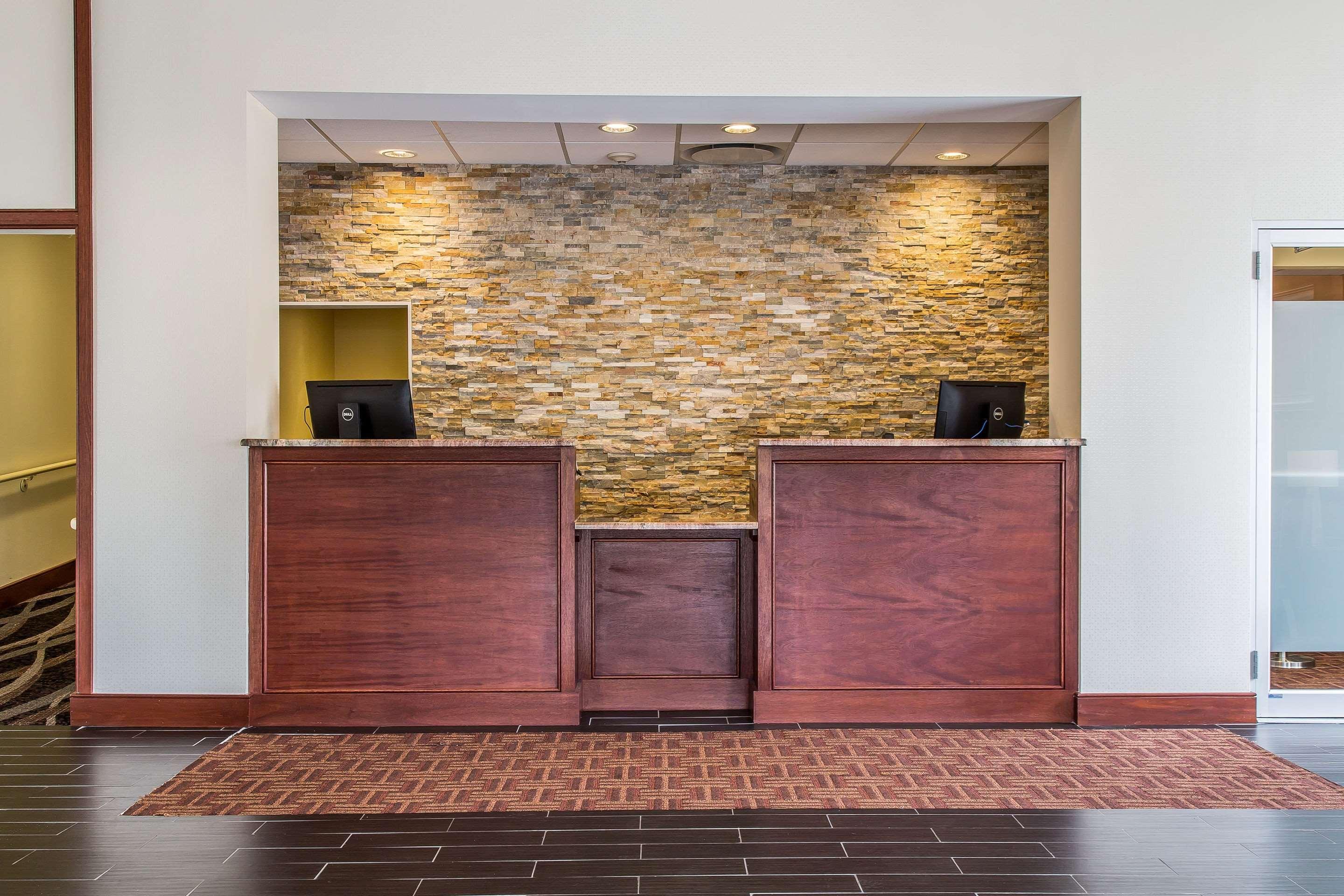 Clarion Hotel & Suites Hamden-New Haven Bagian luar foto