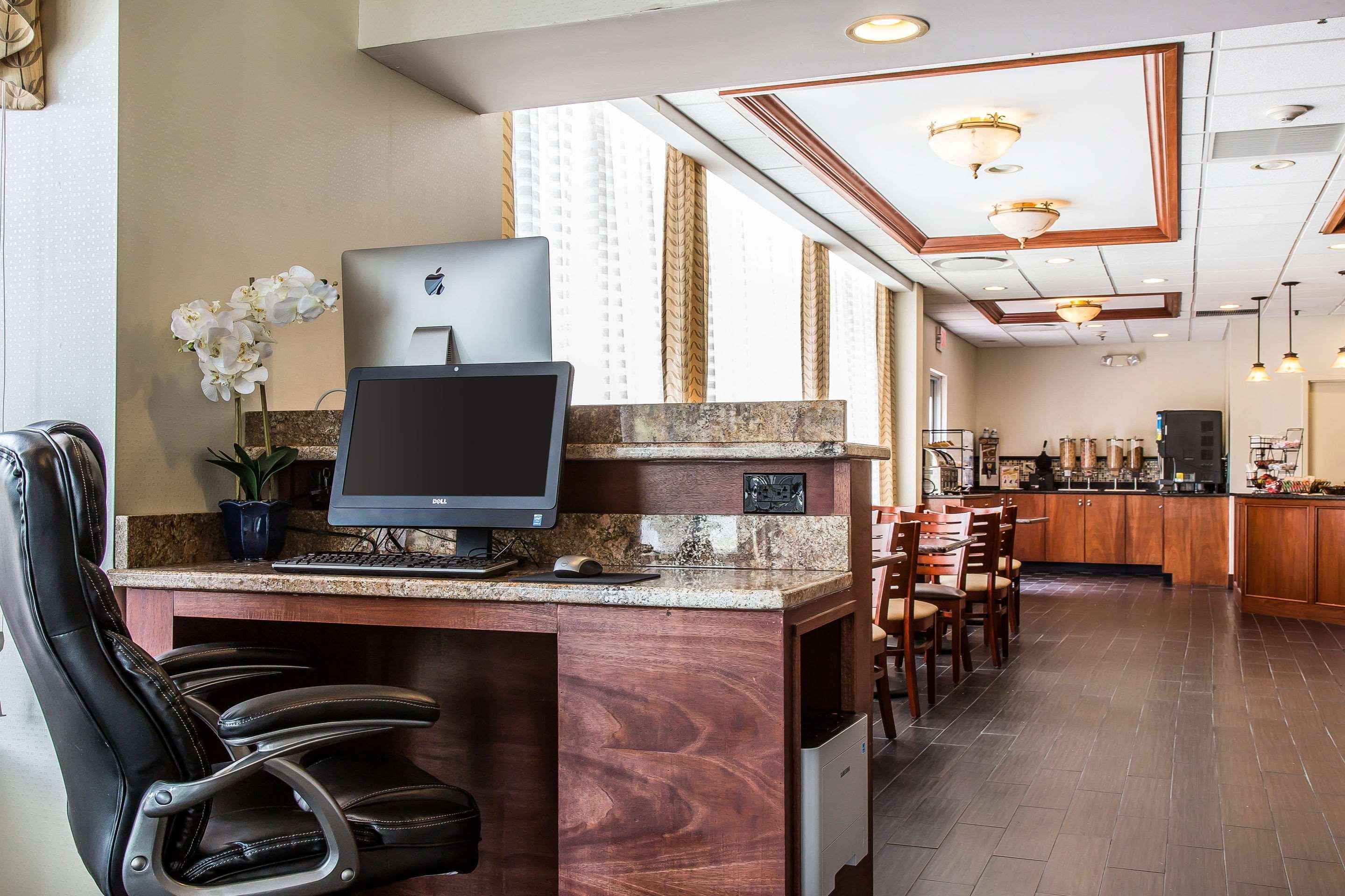 Clarion Hotel & Suites Hamden-New Haven Bagian luar foto