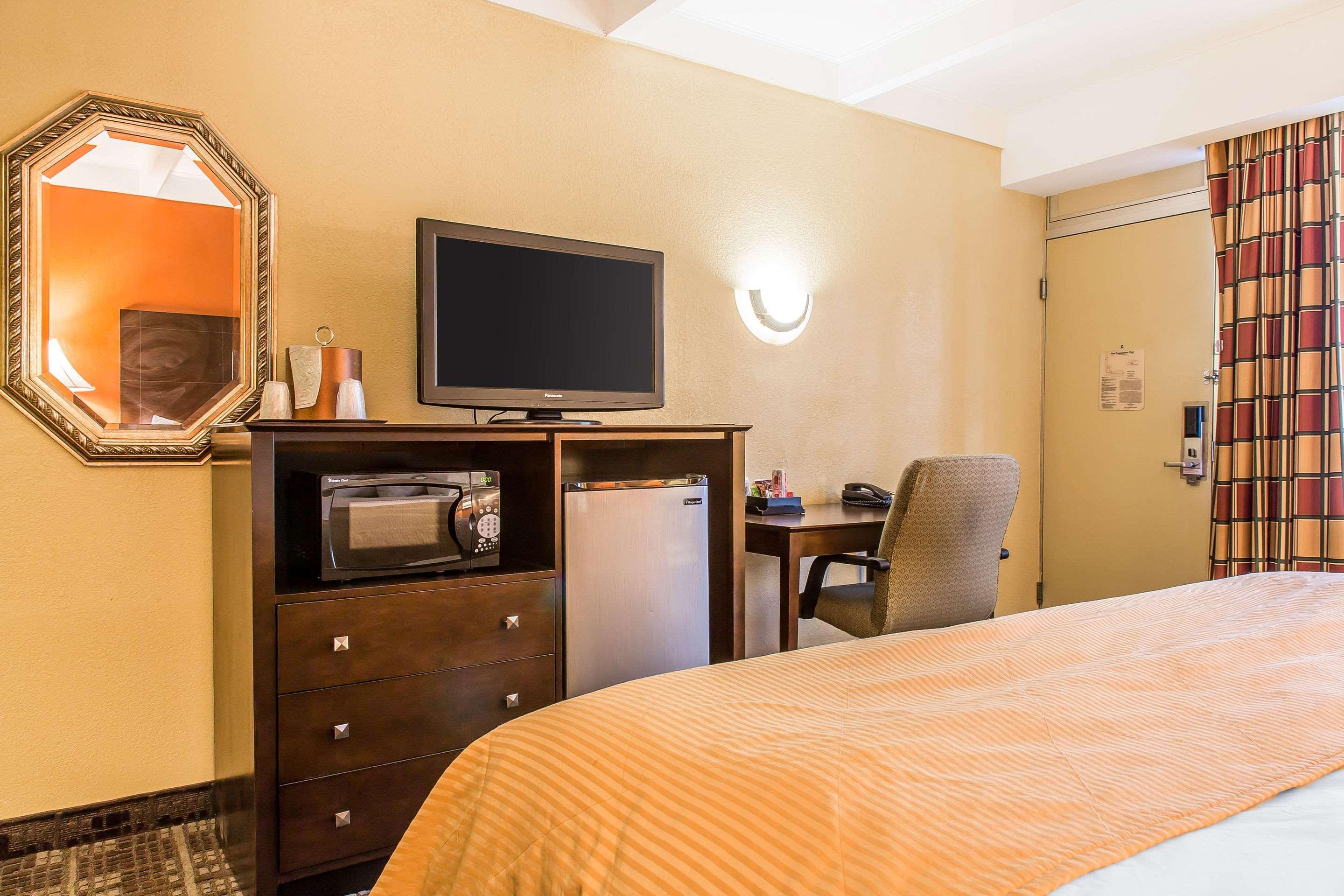 Clarion Hotel & Suites Hamden-New Haven Bagian luar foto