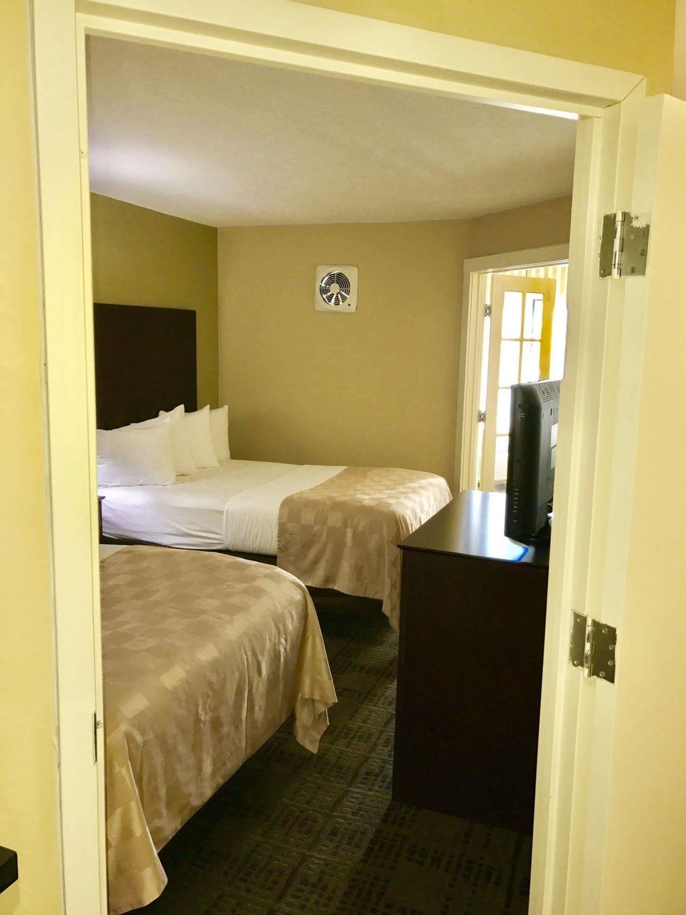 Clarion Hotel & Suites Hamden-New Haven Bagian luar foto